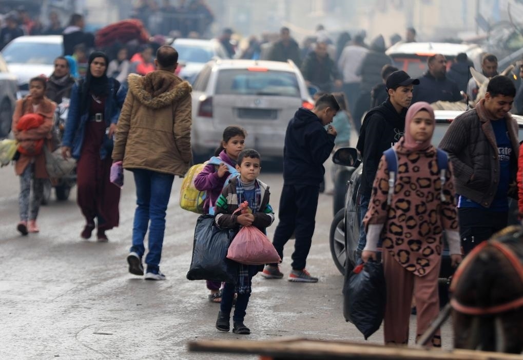 12月1日，在加沙地帶南部城市汗尤尼斯，人們在以軍恢復(fù)軍事行動后逃離家園。新華社發(fā)（亞西爾·庫迪攝）