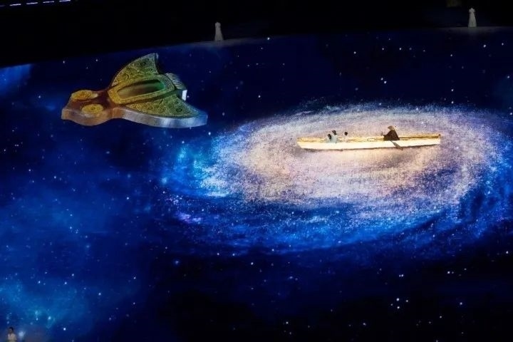 杭州第4屆亞殘運(yùn)會(huì)閉幕式上，吉祥物飛飛幻化回良渚玉鳥的模樣，盤旋于夜色之中。記者 倪雁強(qiáng) 董旭明 攝