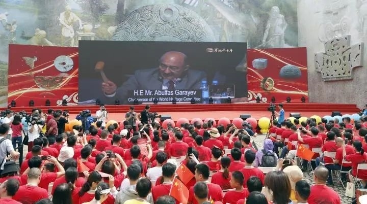 2019年7月6日，杭州市民揮舞國旗慶祝良渚古城遺址獲準(zhǔn)列入世界遺產(chǎn)名錄。記者 吳煌 倪雁強(qiáng) 攝