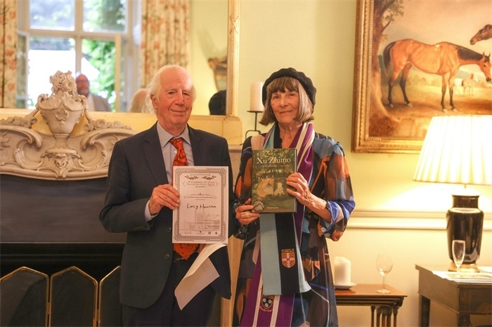 艾倫·麥克法蘭教授為漢密爾頓頒發(fā)文學(xué)類終身成就獎。雨珊攝