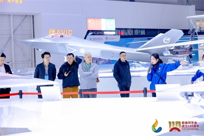 參會嘉賓和留學歸國人員參觀珠海太空中心。主辦方供圖