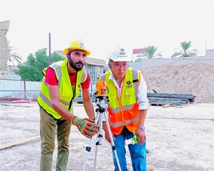 中伊工人在施工中。中國(guó)電建供圖