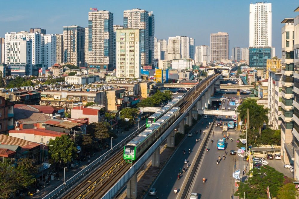 2021年12月1日，在越南首都河內(nèi)，列車在吉靈-河?xùn)|輕軌線上行駛。新華社發(fā)（中鐵六局河內(nèi)輕軌項(xiàng)目部供圖）