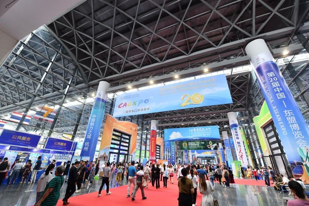 2023年9月18日，參觀者在第二十屆中國(guó)—東盟博覽會(huì)東盟商品展區(qū)選購(gòu)商品。新華社記者 黃孝邦 攝