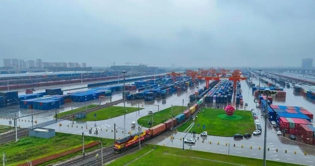 △2023年9月28日，中歐班列長(zhǎng)安號(hào)第20000列從陜西西安國(guó)際港站開(kāi)出。