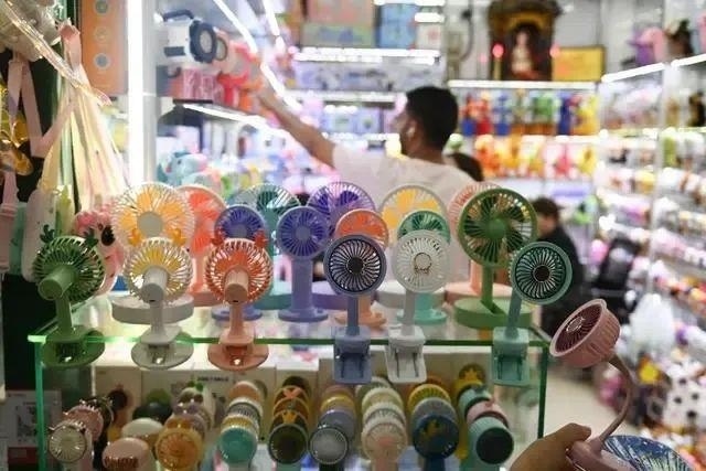 △近期，客商在浙江義烏國(guó)際商貿(mào)城采購(gòu)商品。