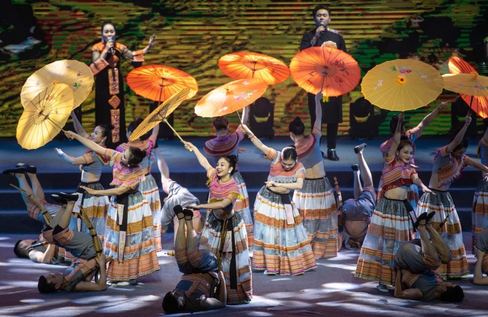 2023年1月18日，以“同心筑厚誼 攜手共發(fā)展”為主題的2023年中越跨國(guó)春節(jié)聯(lián)歡晚會(huì)在云南省紅河哈尼族彝族自治州河口瑤族自治縣舉行，越南老街省民族藝術(shù)歌舞團(tuán)的演員在晚會(huì)上表演歌舞《漂浮在云端的節(jié)日》。新華社記者 胡超 攝