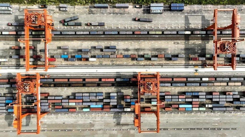 △2023年11月12日，火車(chē)在廣西欽州港碼頭裝運(yùn)集裝箱。