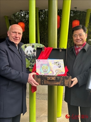 吳墾大使和韋格納市長手捧德國兒童為“夢想”“夢圓”準(zhǔn)備的手繪“送別大禮包”。人民網(wǎng)記者 徐馨攝