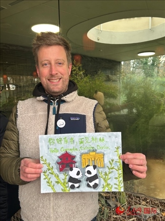 特別從法國趕來送別“夢想”“夢圓”的專業(yè)級熊貓粉絲 Pouille先生和此次征集的兒童作品。人民網(wǎng)記者 徐馨攝