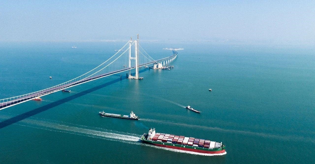 △2023年11月28日，國家重大工程深中通道海底沉管隧道貫通。