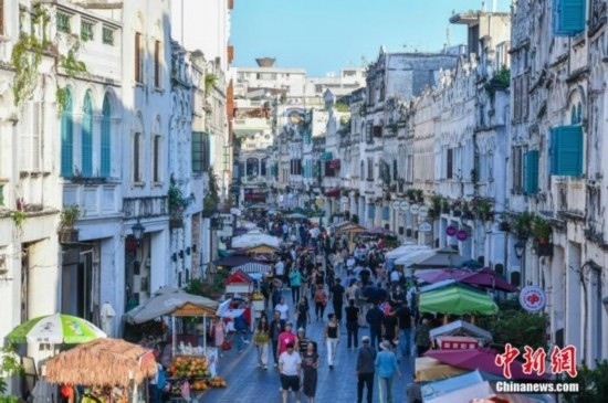 圖為海口騎樓老街游客如織。 <a target='_blank' href='/' ><p align=