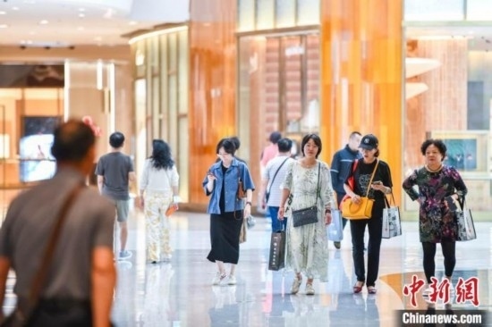 圖為顧客在cdf?？趪?guó)際免稅城內(nèi)選購(gòu)商品。<a target='_blank' href='/' ><p align=