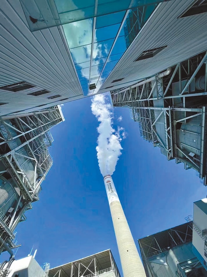  綠色低碳 近日，來自10余個國家的國際青年跟隨“世界青年能源行”活動走進國家能源集團江蘇泰州電廠。作為亞洲最大火電二氧化碳捕集、利用與封存項目，該項目每年可捕集消納二氧化碳50萬噸。 美國籍演員、主持人 史蒂文·韋德斯攝 “走在電廠里，體驗各種高科技，真切感受到中國在清潔能源方面發(fā)展迅速，許多技術(shù)走在了世界前列?！? /></p> <p style=