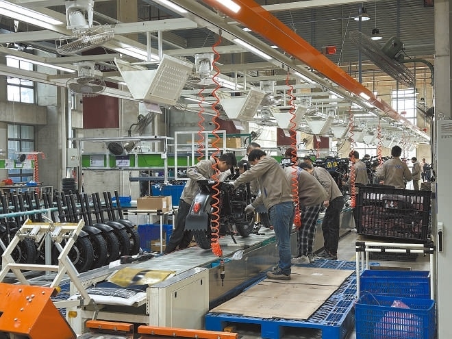  產(chǎn)業(yè)領(lǐng)跑 在長三角一體化發(fā)展格局下，新能源制造業(yè)通過產(chǎn)業(yè)集群協(xié)同發(fā)展，形成現(xiàn)代化產(chǎn)業(yè)體系。圖為位于江蘇常州市的比亞迪工廠內(nèi)，工作人員正在組裝銷往非洲國家的電動摩托車。 拉丁美洲通訊社古巴籍攝影記者 朗尼·洛佩茲（中文名羅帥）攝