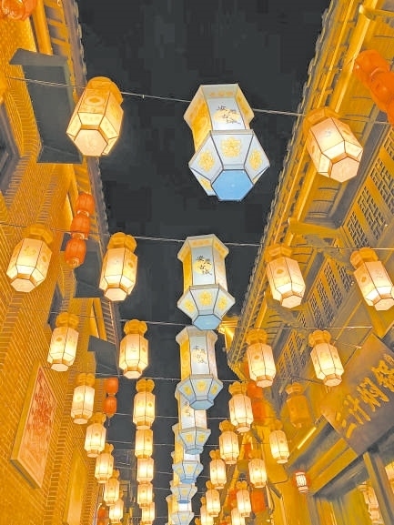  古城新韻 位于安徽安慶市安慶古城的倒扒獅歷史文化街區(qū)依江而建，在保留歷史建筑的同時，引入產(chǎn)業(yè)新業(yè)態(tài)，激發(fā)歷史文化街區(qū)活力，吸引了眾多游客前來游玩。 韓國籍視頻博主 金峻范攝