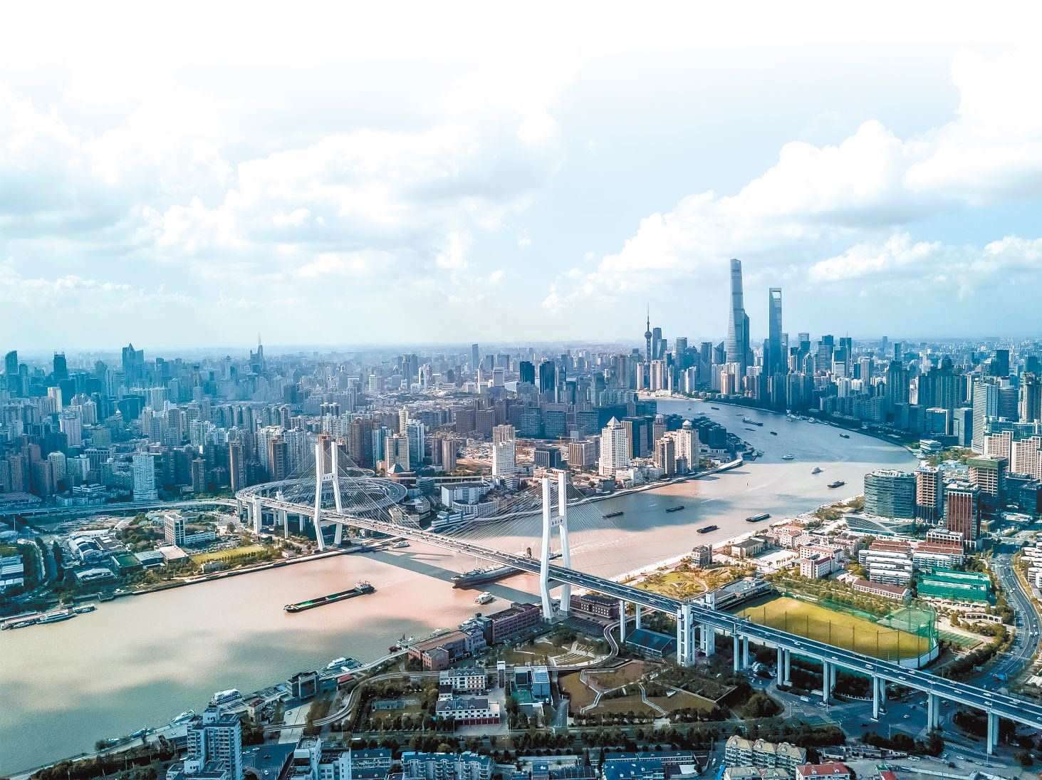  潮起東方 上海黃浦江兩岸高樓林立，風光無限。近年來，上海以開放創(chuàng)新之姿，謀劃推動高質(zhì)量發(fā)展，奮力開創(chuàng)長三角一體化新局面。 德國籍導(dǎo)演、建筑師、攝影師 馬克·西格蒙德攝 “起初，我被東方古國的悠久歷史文化吸引來到中國。在上海生活的10多年間，我見證了這座城市的發(fā)展歷程，也感受到它兼具傳統(tǒng)與現(xiàn)代的獨特魅力。”