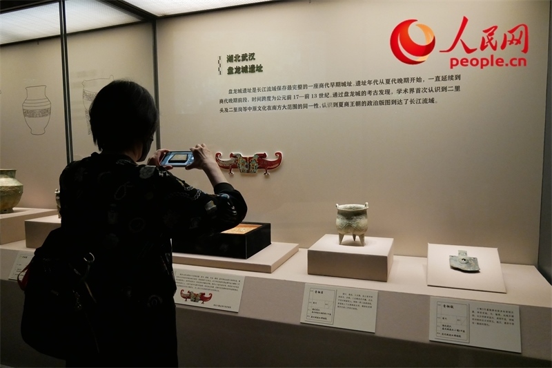 今年9月，觀眾正在參觀“鑒往知遠——新時代考古成果展”。人民網(wǎng)記者 韋衍行攝
