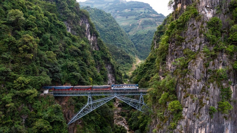 2023年6月20日，一列火車駛過人字橋。