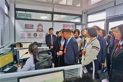  在昆明中院訴前調(diào)解工作室內(nèi)，代表們觀摩法官線上調(diào)解。