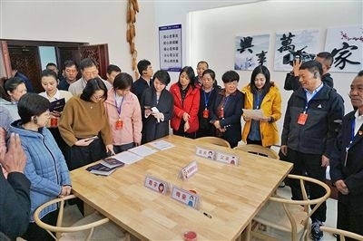  在劍川法院家事調(diào)解室內(nèi)，該院制作的《離婚證明書》引起了代表們的關(guān)注。