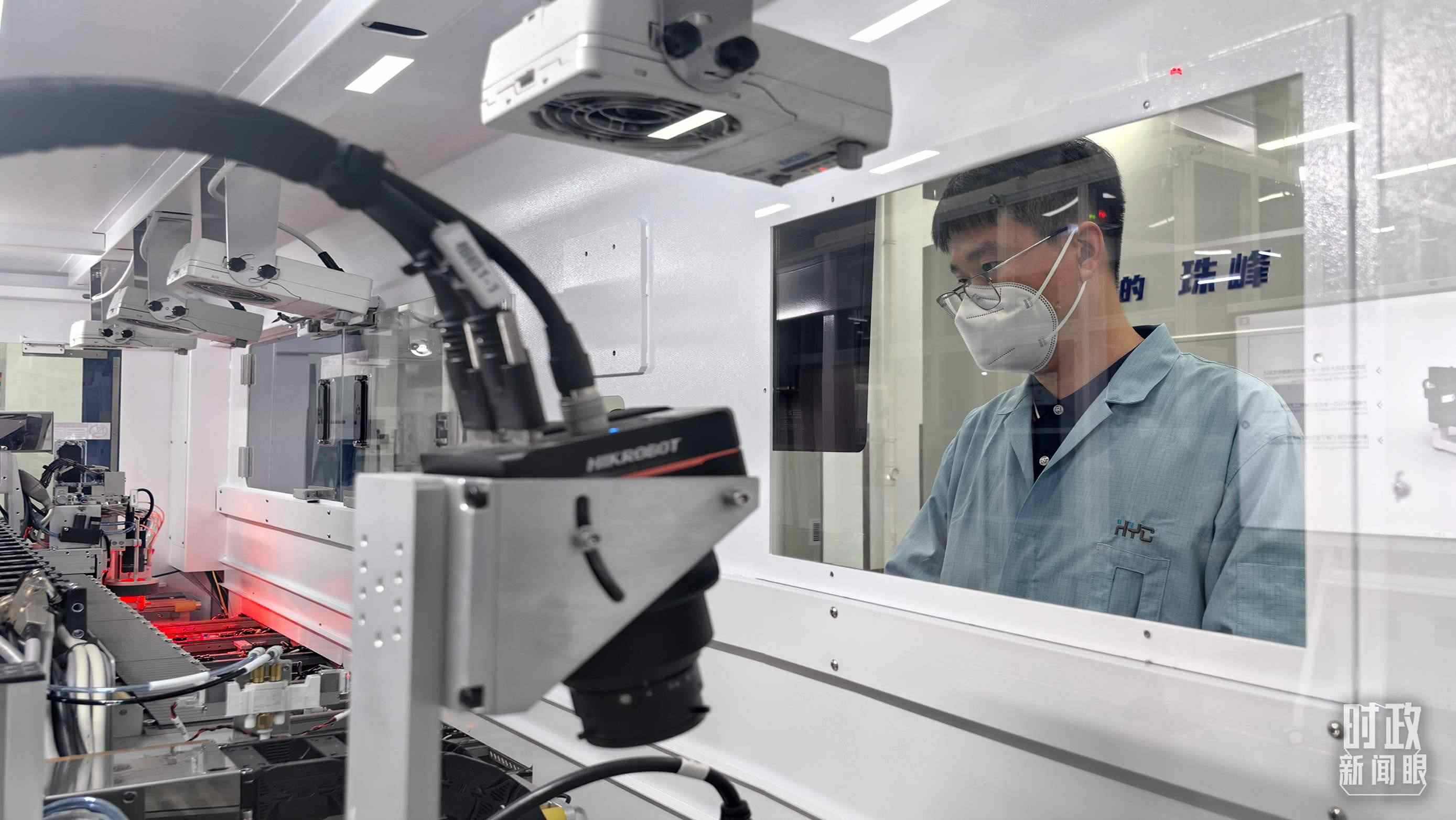 △蘇州華興源創(chuàng)科技股份有限公司員工正在研發(fā)車間內進行芯片測試。（總臺央廣記者潘毅拍攝）