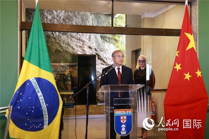 中國攝影家協(xié)會駐會副主席鄭更生在攝影展開幕式上致辭。 人民網(wǎng)記者 陳海琪攝