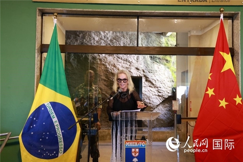 山河文化促進(jìn)中心執(zhí)行總裁瑪西婭·梅爾基奧爾在攝影展開幕式上致辭。 人民網(wǎng)記者 陳海琪攝