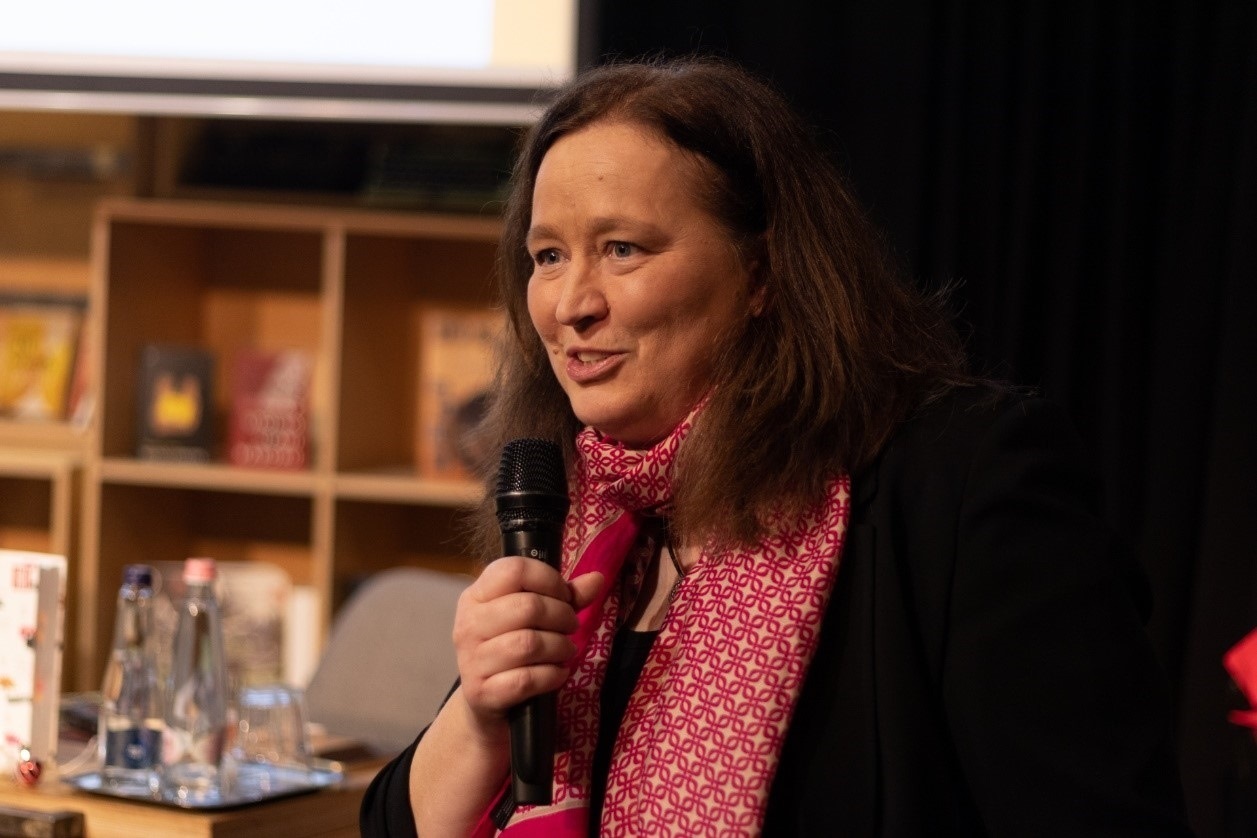 本書(shū)譯者宗博莉·克拉拉主持讀書(shū)分享會(huì)。摩爾多瓦尼·巴爾納巴斯攝