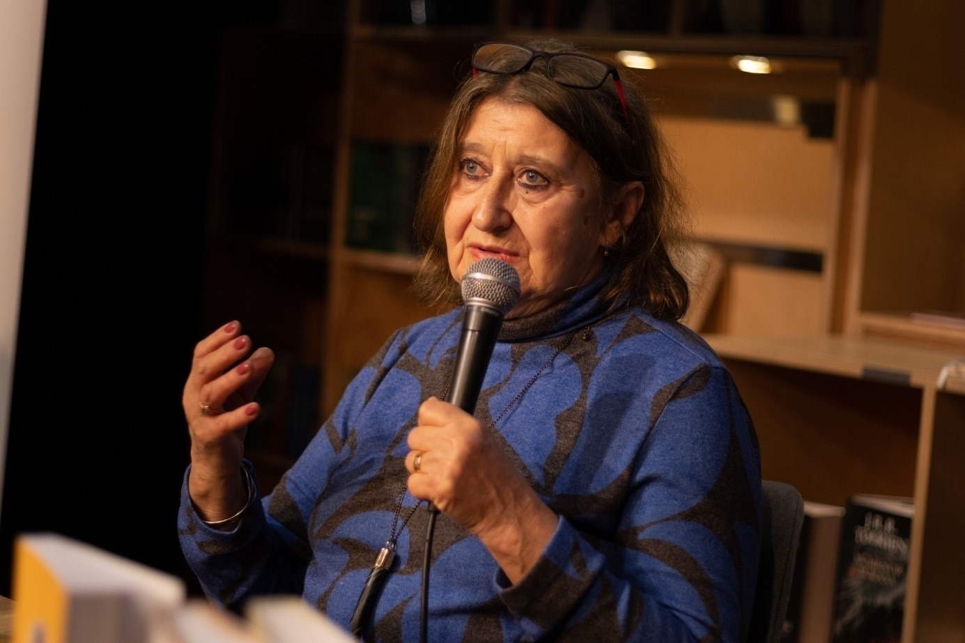 埃娃介紹作品。摩爾多瓦尼·巴爾納巴斯攝