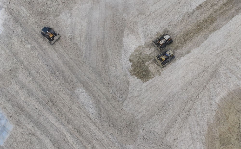 12月12日，在廣西湘桂華糖制糖集團(tuán)來賓紙業(yè)有限責(zé)任公司，工作人員在整理蔗渣（無人機(jī)照片）。
