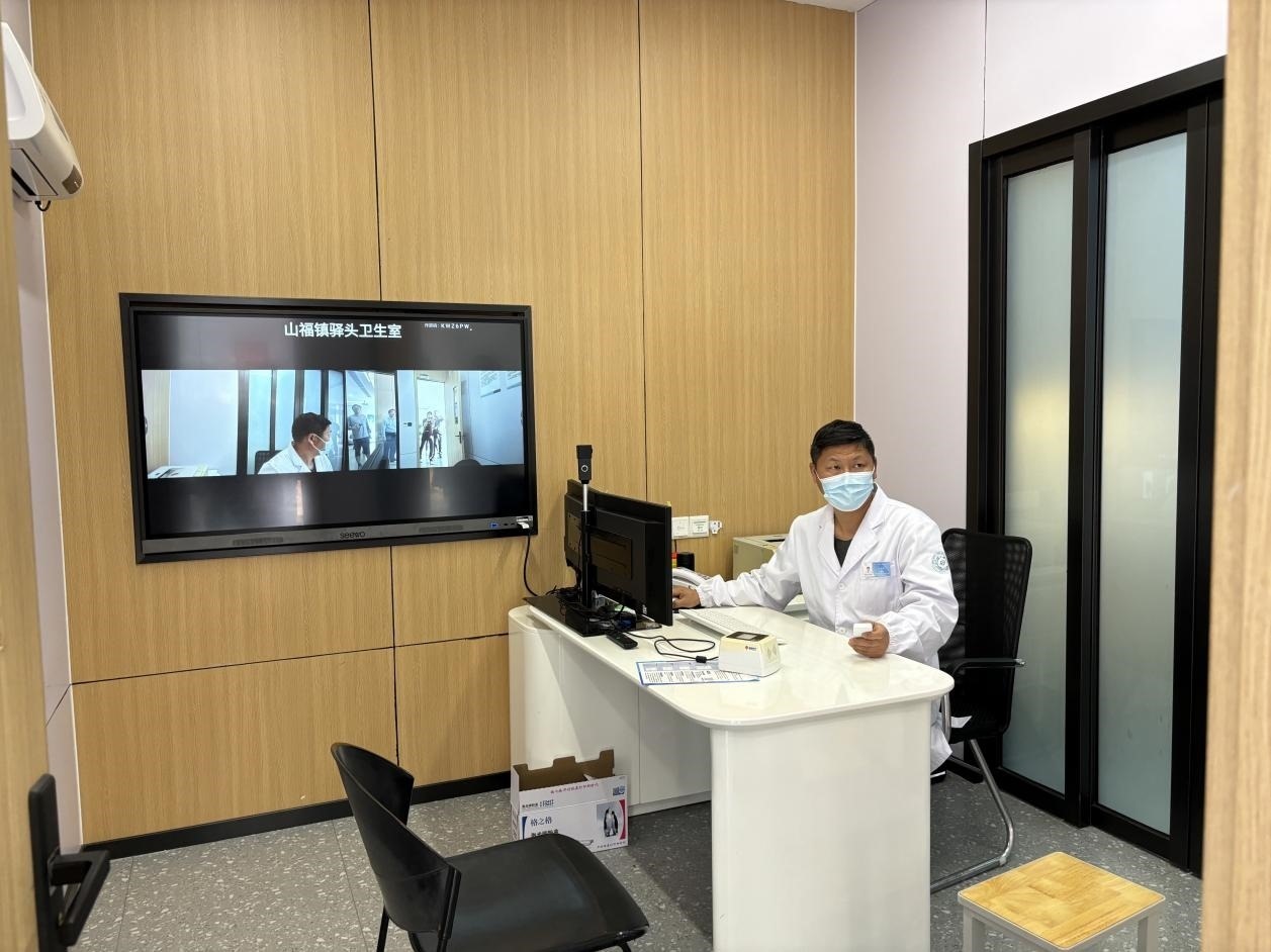 　　村里的值班醫(yī)生在線上連接三甲醫(yī)院的醫(yī)生對患者進(jìn)行會(huì)診。