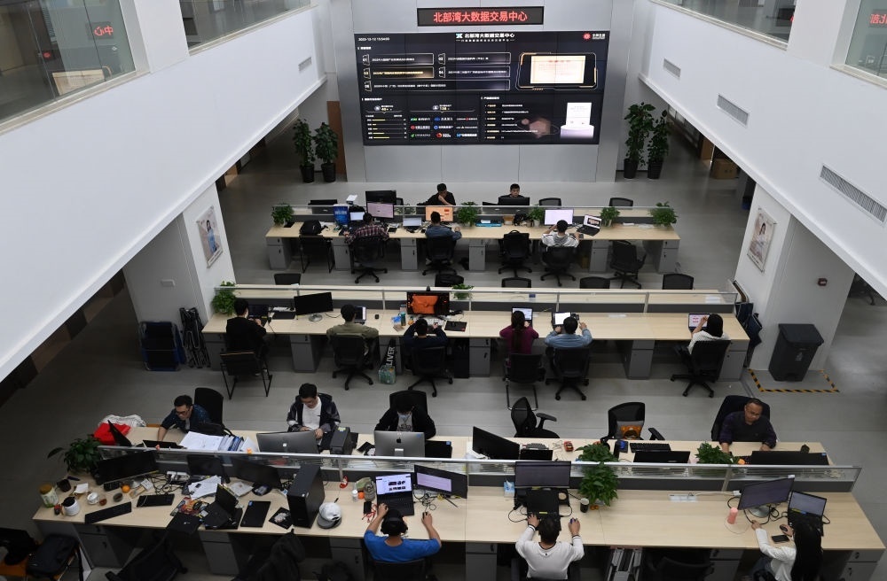 中國—東盟信息港員工在工作中。