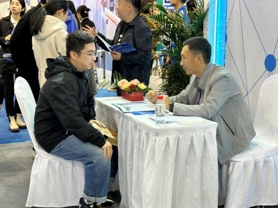 沈陽(yáng)招聘會(huì)現(xiàn)場(chǎng)。人民網(wǎng)記者 尹柏寒?dāng)z