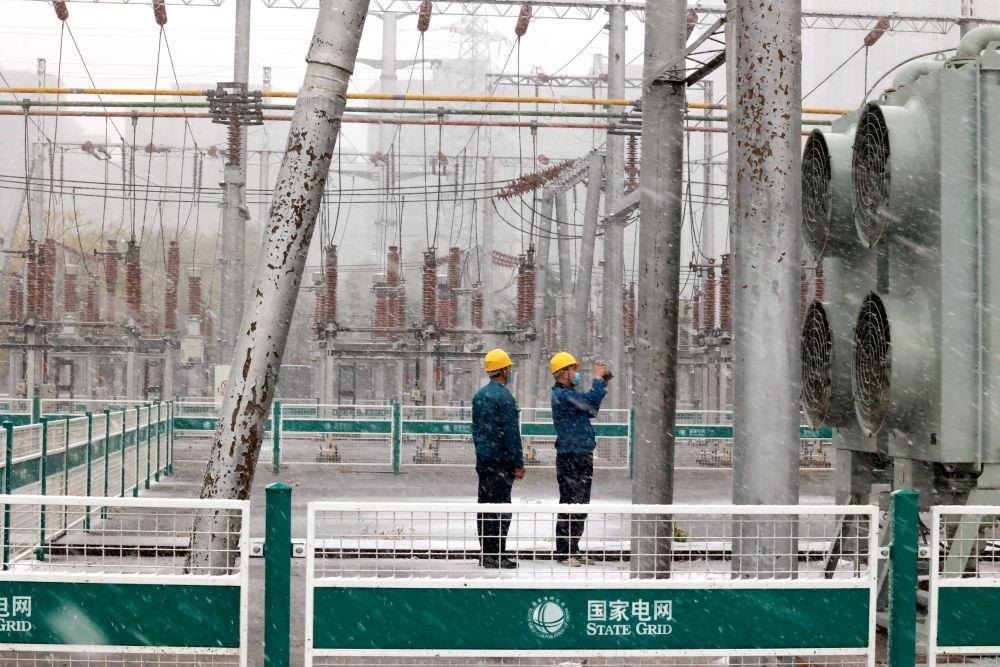 △國網(wǎng)壽光市供電公司變電運維人員在檢查變電站積雪情況。