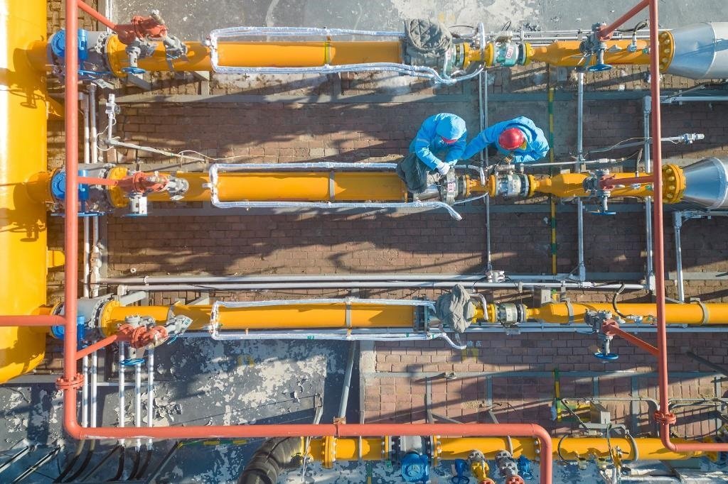 12月17日，黑龍江省哈爾濱市中慶燃?xì)庥邢挢?zé)任公司成高子門站的工作人員在進(jìn)行設(shè)備巡檢，保障燃?xì)夤?yīng)（無人機(jī)照片）。 新華社記者 張濤 攝