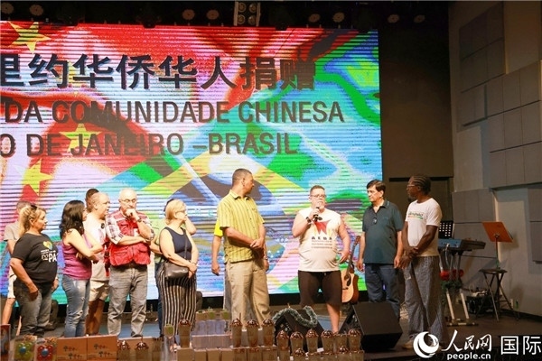 兒童殘障教育中心負(fù)責(zé)人胡里奧向捐贈(zèng)方表示感謝。人民網(wǎng)記者 陳海琪攝