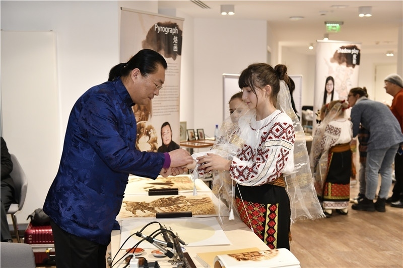 圖為羅馬尼亞小學(xué)生在現(xiàn)場(chǎng)體驗(yàn)烙畫。 布加勒斯特中國(guó)文化中心供圖