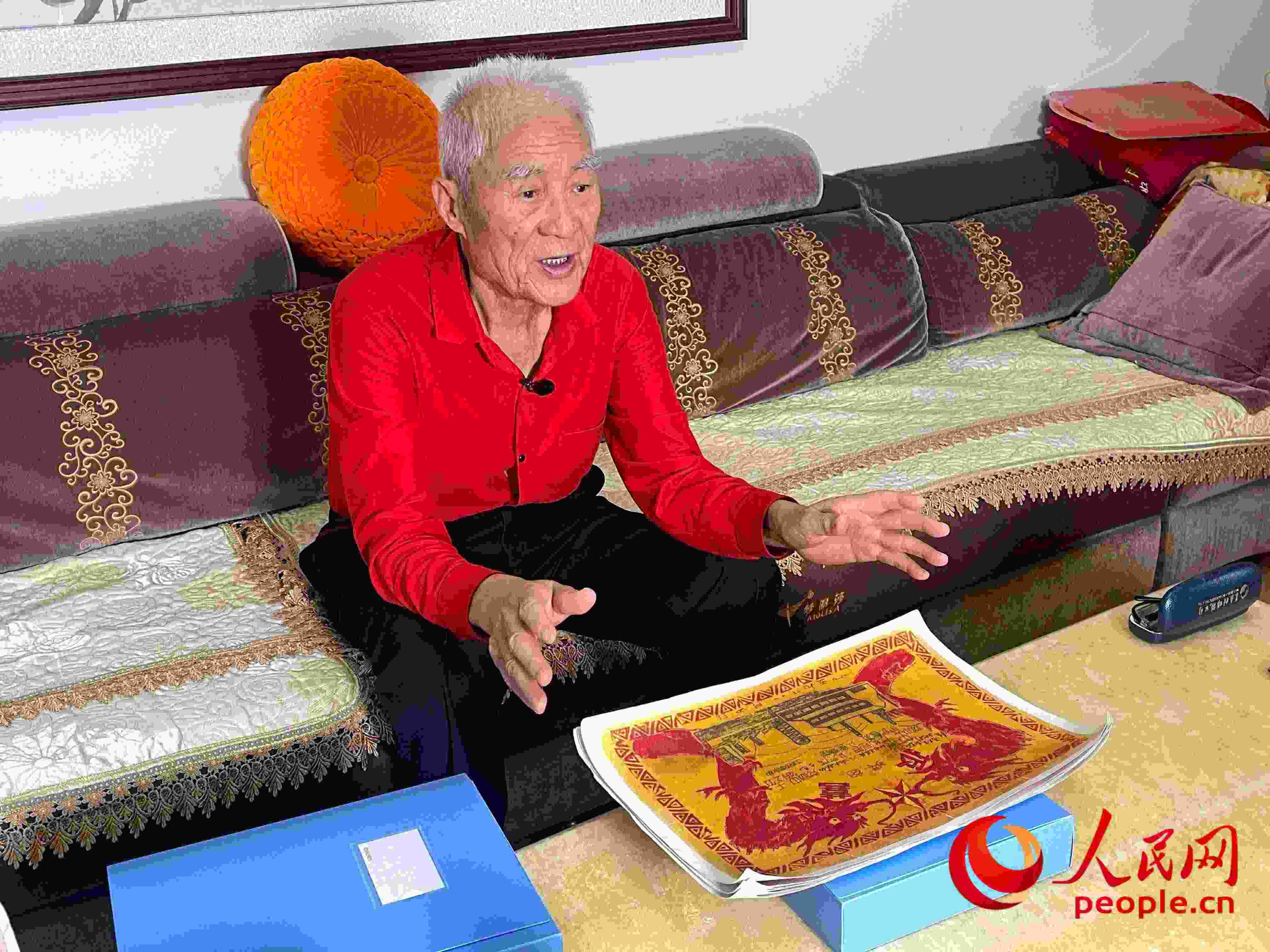 馬太生向采訪團(tuán)講述自己獲得獎(jiǎng)狀的經(jīng)歷。人民網(wǎng) 周靜圓攝