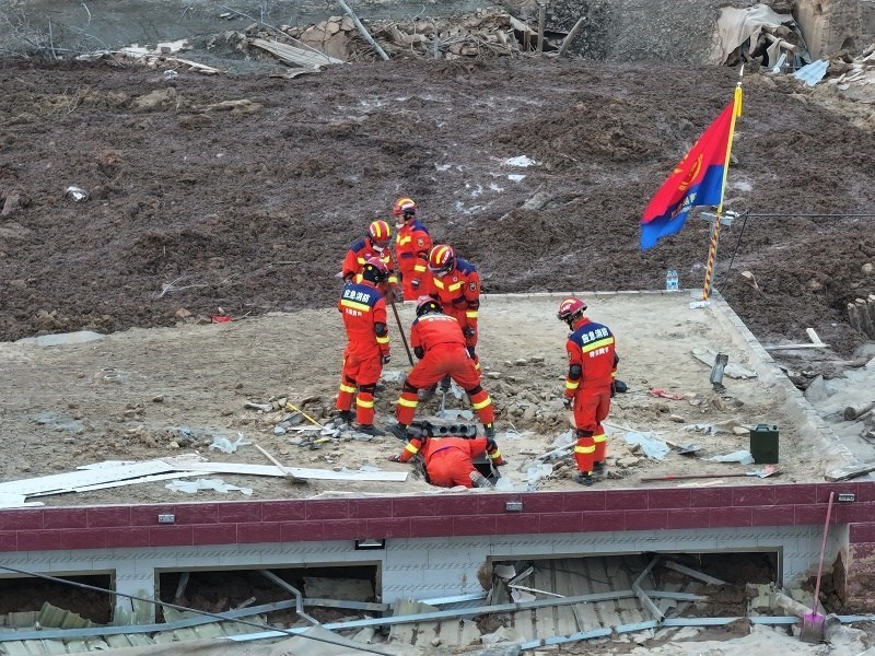 救援人員在現(xiàn)場。賀勇攝。