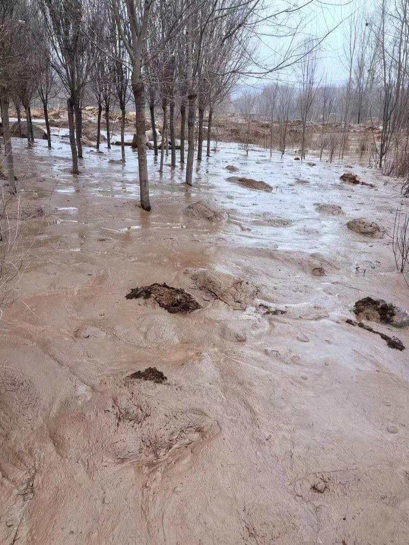 次生災(zāi)害襲擊過的村落。喬棟攝。