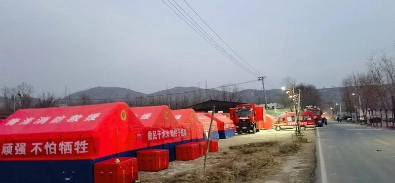 救災(zāi)隊員現(xiàn)場扎起了帳篷。王梅攝。