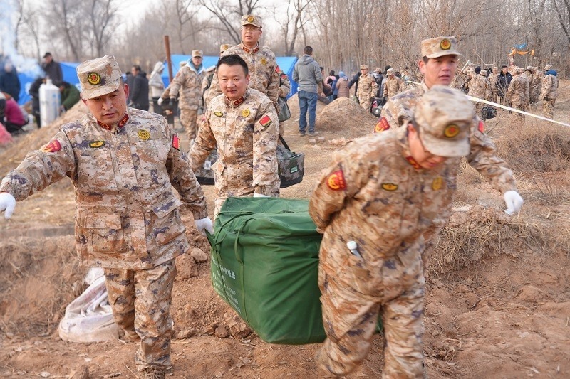 救援人員正在現(xiàn)場緊急搬運物資。賀勇攝。