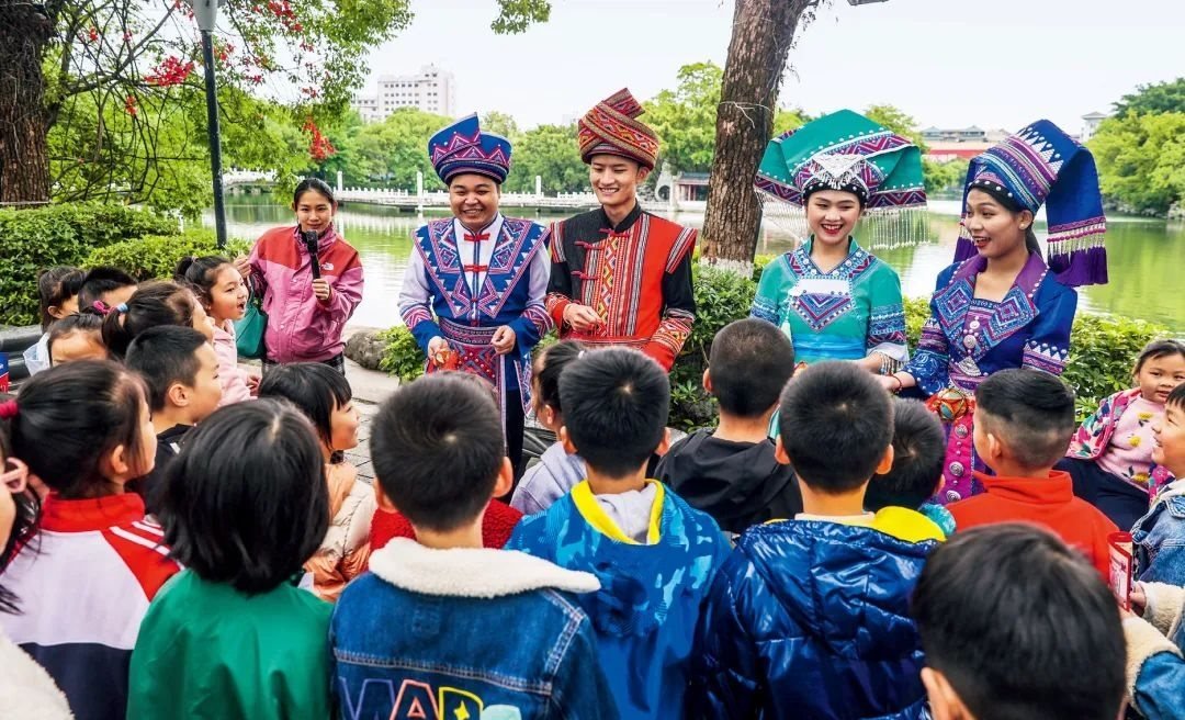 2023年4月25日，廣西桂林，“網(wǎng)絡法治宣傳一條街”在榕湖景區(qū)古南門“開街”，身穿民族服裝的工作人員演唱山歌向青少年普及網(wǎng)絡法治知識。