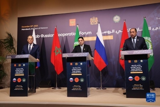 12月20日，在摩洛哥南部城市馬拉喀什舉行的第六屆阿拉伯-俄羅斯合作論壇主議程結(jié)束后，俄羅斯外交部長拉夫羅夫、摩洛哥外交大臣布里達(dá)、阿拉伯國家聯(lián)盟（阿盟）副秘書長胡薩姆·扎基（從左至右）出席記者會。新華社記者霍晶攝