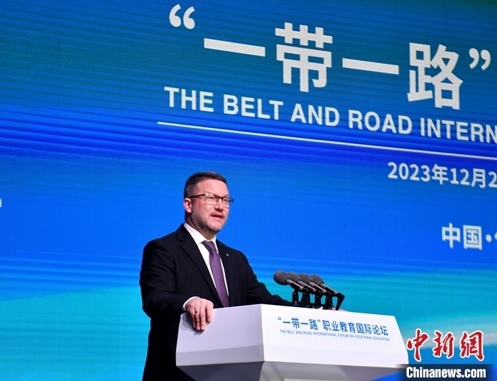 圖為活動(dòng)現(xiàn)場(chǎng)歐洲議會(huì)交通旅游委員會(huì)副主席烏伊海依·伊什特萬(wàn)致辭。 中新社記者 韓冰 攝