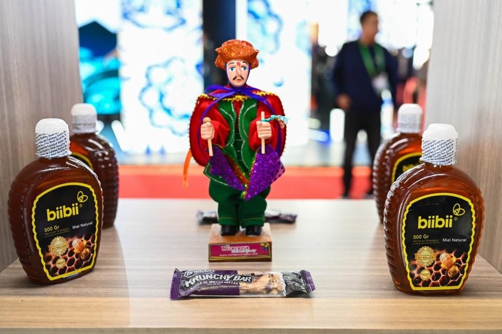 2023年11月8日在第六屆進博會上拍攝的尼加拉瓜蜂蜜產(chǎn)品。