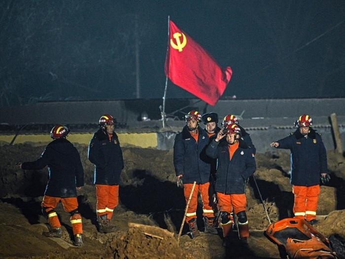 2023年12月21日，救援隊員在青海省海東市民和回族土族自治縣中川鄉(xiāng)金田村現(xiàn)場救援。新華社記者 張龍 攝