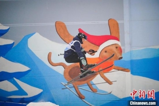 12月22日，云南省第一屆冬季運(yùn)動(dòng)會(huì)在昆明開幕。圖為選手在公開組男子自由式滑雪雪上技巧比賽中。中新社記者 劉冉陽 攝