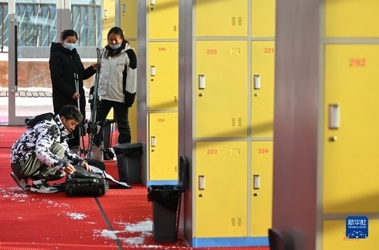 12月21日，游客在滑雪服務(wù)大廳整理滑雪裝備。